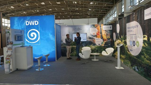 Ein Foto zeigt den DWD Stand auf der Interforst 2026. Quelle: DWD